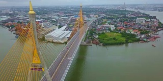 俯瞰两次横跨湄南河的普密蓬大桥。泰国曼谷新地标的黄昏、日落景象