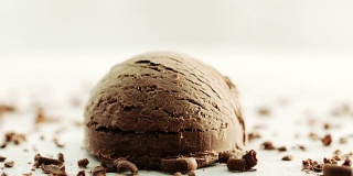 巧克力冰淇淋加巧克力屑
