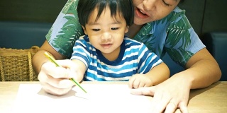 亚洲小男孩和妈妈一起画画和玩