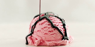 草莓冰淇淋，淋上巧克力酱