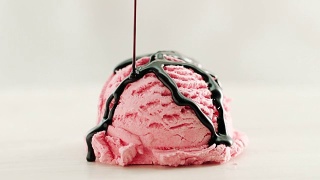 草莓冰淇淋，淋上巧克力酱视频素材模板下载