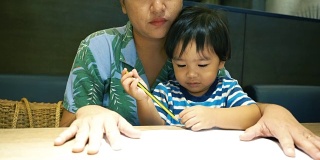 亚洲小男孩和妈妈一起画画和玩