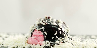 草莓冰淇淋覆盖着巧克力酱和白巧克力片
