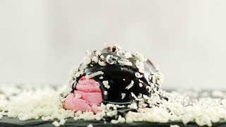 草莓冰淇淋覆盖着巧克力酱和白巧克力片视频素材模板下载