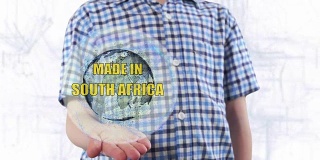 一个年轻人展示了地球的全息图，上面写着“南非制造”