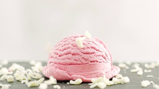 草莓冰淇淋，上面有白巧克力屑视频素材模板下载