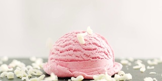 草莓冰淇淋，上面有白巧克力屑
