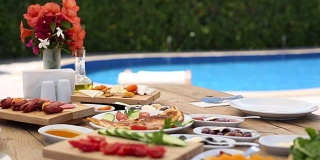土耳其早餐餐桌和游泳池的背景