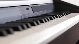 钢琴键盘微距视频拍摄。近距离观察钢琴琴键。近距离观察钢琴的琴键。白色和黑色的琴键。视频素材模板下载