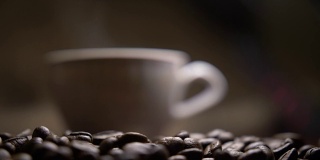 热咖啡杯放在咖啡豆上
