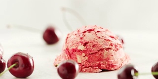 樱桃冰淇淋旁边有新鲜的樱桃