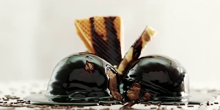巧克力冰淇淋，上面有巧克力片和装饰