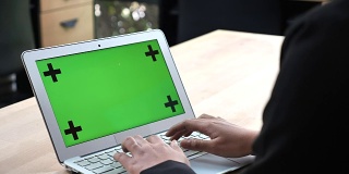 女商人使用绿色屏幕的笔记本电脑