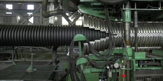 塑料水管制造。生产管子到工厂。用水和空气的压力在机床上制造塑料管的过程。特殊波纹形式。