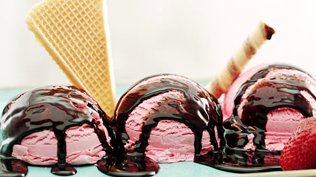 草莓冰淇淋，上面有新鲜的草莓和装饰