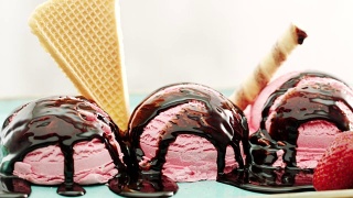 草莓冰淇淋，上面有新鲜的草莓和装饰视频素材模板下载