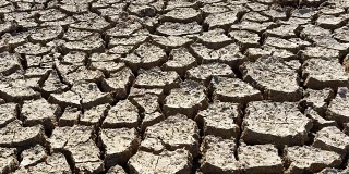 全球变暖导致的热气候变化、干旱灾害导致的泥裂