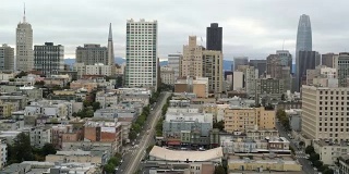 近距离观看市中心大厦，通往旧金山，加州市中心天际线城市景观的道路