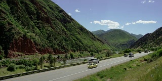 70号州际公路西行交通在科罗拉多州西部的落基山脉与科罗拉多河