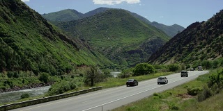 70号州际公路西行交通在科罗拉多州西部的落基山脉与科罗拉多河