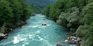 无人机拍摄的人白水漂流在胭脂河