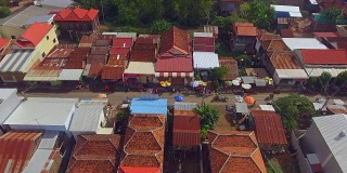 空中滑拍小村庄早市的街景。