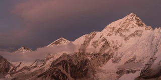 珠穆朗玛峰的晚霞