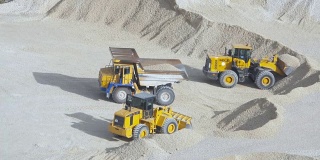 2016年10月15日，俄罗斯萨马拉。挖掘机在采石场装载卡车上的石头