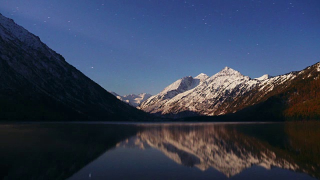 4K时间流逝镜头月球黎明在山湖的夜晚
