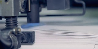 印刷厂的金属拆纸装置，特写。排纸分选过程。
