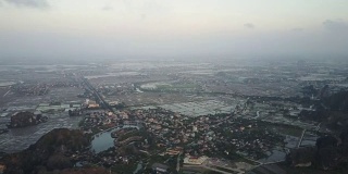 鸟瞰越南小城市全景