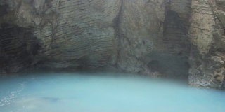 皮亚提戈尔斯克的天然地下喀斯特矿物湖普罗瓦勒有着纯净的蓝色水