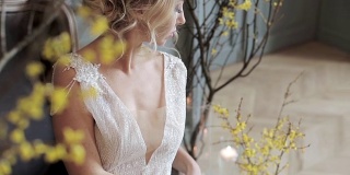 金发新娘在时尚白色婚纱与化妆