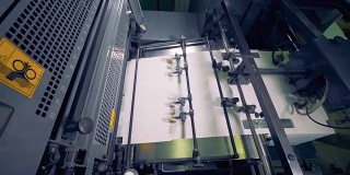 纸生产机器。二次资源的处理。印刷厂有特殊设备。