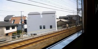 高速电动火车在铁轨上运行的镜头