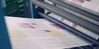 打印的纸张在传送带上移动。