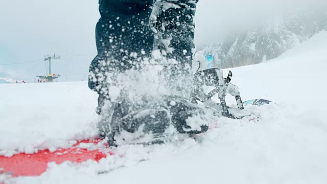 SLO MO滑雪板准备冬季冒险