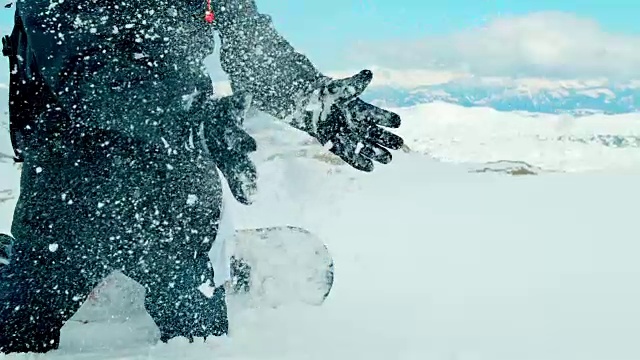 SLO MO滑雪板手拍下手套上的雪