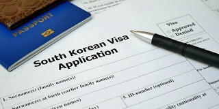 韩国签证申请表，带护照和钢笔