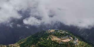 喜马拉雅山山谷和山村上空的云的运动