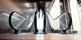 空荡荡的现代自动扶梯楼梯。上下移动的楼梯。