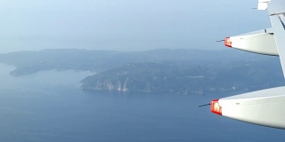 希腊科孚岛(Kerkyra)鸟瞰图。乘飞机飞行。