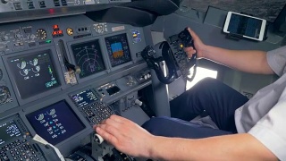 专业飞行员通过调节油门杆和控制轮来驾驶飞机视频素材模板下载