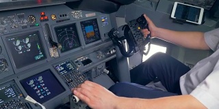 专业飞行员通过调节油门杆和控制轮来驾驶飞机