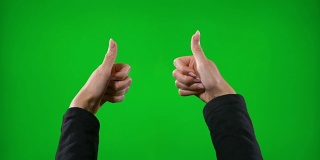年轻的商业女性在绿色屏幕上展示不同的手势，鼓掌，竖起大拇指，ok，和平手势