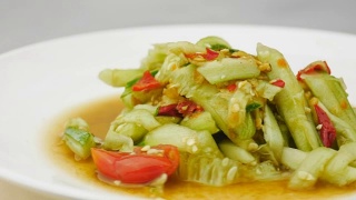 黄瓜沙拉或青瓜沙拉配黄瓜，泰国菜，易手菜，视频素材模板下载