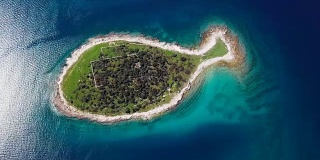 顶部鸟瞰图小沙漠鱼形状的岛屿加兹在布里朱尼岛，伊斯特里亚，克罗地亚。