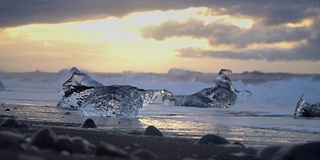 冰岛布雷德默克山杜尔海滩上的冰山。Jokulsarlon附近有冰的冰岛钻石海滩