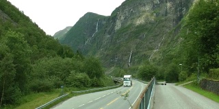 挪威山区之间的公路。旅游度假旅游。