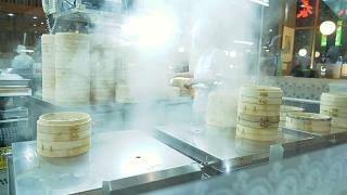 亚洲食物:在厨房里做馒头视频素材模板下载
